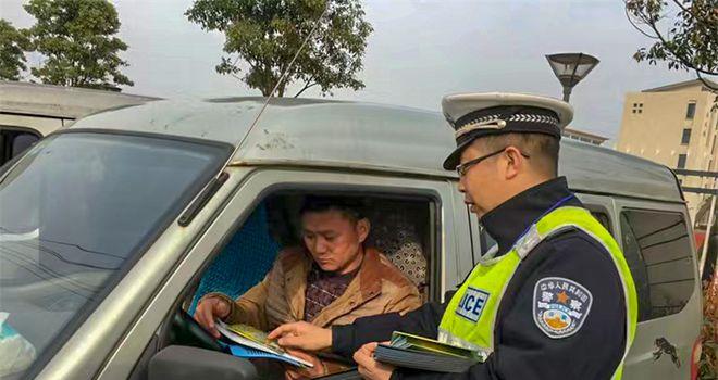 43岁民警在处置警情时被嫌疑人持刀刺伤，不幸牺牲   (图4)