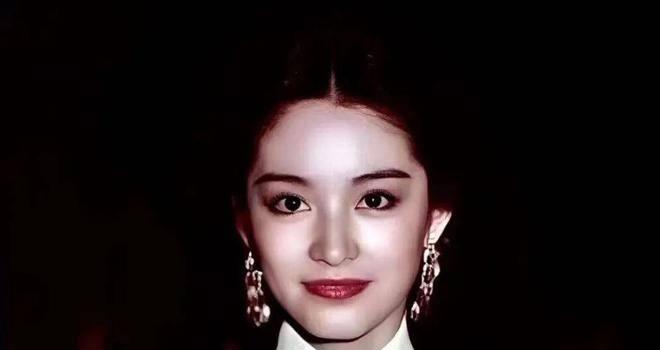 井川里予内衣外穿的性张力，为啥比不过宋轶的耐克配旗袍？(图6)