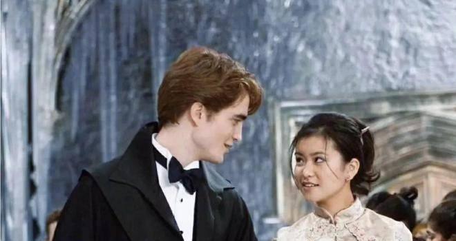 井川里予内衣外穿的性张力，为啥比不过宋轶的耐克配旗袍？(图5)