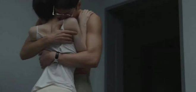 井川里予内衣外穿的性张力，为啥比不过宋轶的耐克配旗袍？(图2)