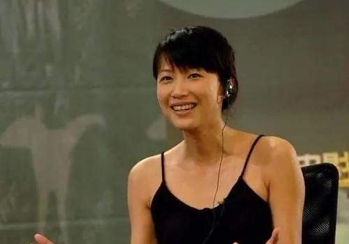 49岁徐静蕾近况曝光：晒高端泳池照，定居美国6年，已吃成胖美人(图3)