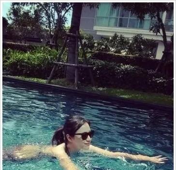 49岁徐静蕾近况曝光：晒高端泳池照，定居美国6年，已吃成胖美人(图7)