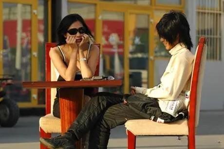 49岁徐静蕾近况曝光：晒高端泳池照，定居美国6年，已吃成胖美人(图28)