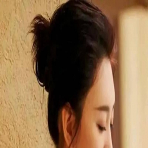 李小冉是有多迷人，穿露肩裙秀凹凸身材，不失时尚女人味十足！