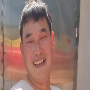 陈萌被曝二婚有子，朱小伟抑郁把自己反锁在屋，大衣哥爬三楼偷望