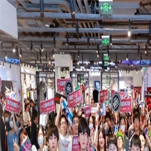 EDG获胜办粉丝见面会，uzi的喜悦溢于言表，女粉长得太像阿水女友