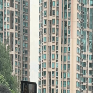 陈慧珊在街头拍戏被围观，典型的高级脸气质很出众，而且原生态！